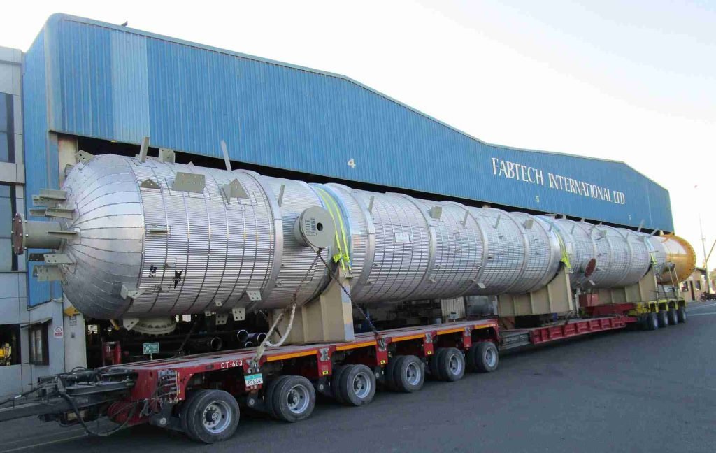 Horizontal amine still column mounted on a trailer