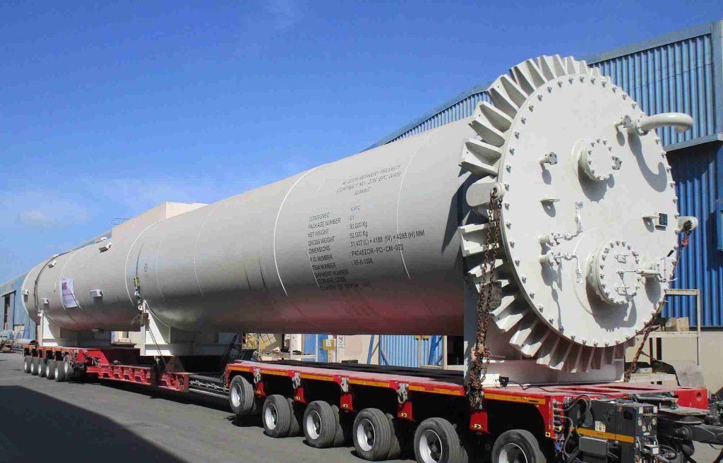 Horizontal amine still column mounted on a trailer
