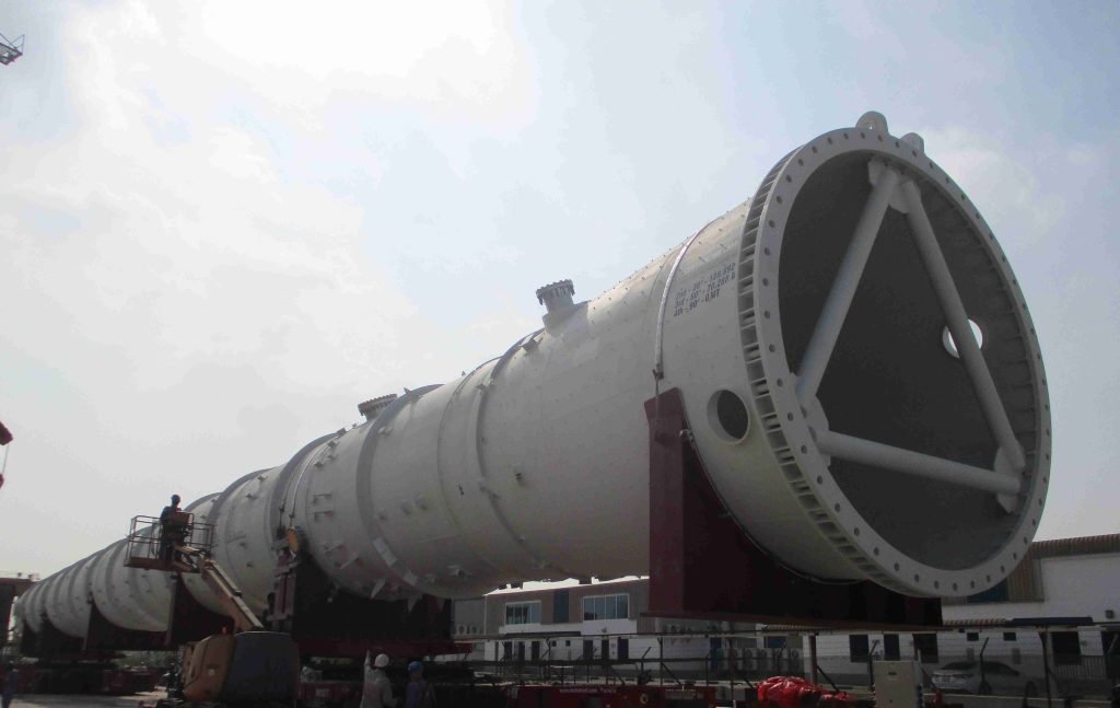 Large horizontal splitter column on supports