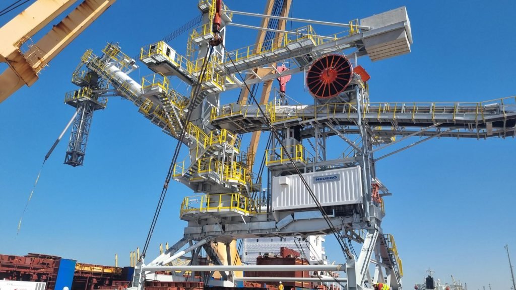 Heavy crane lifting equipment