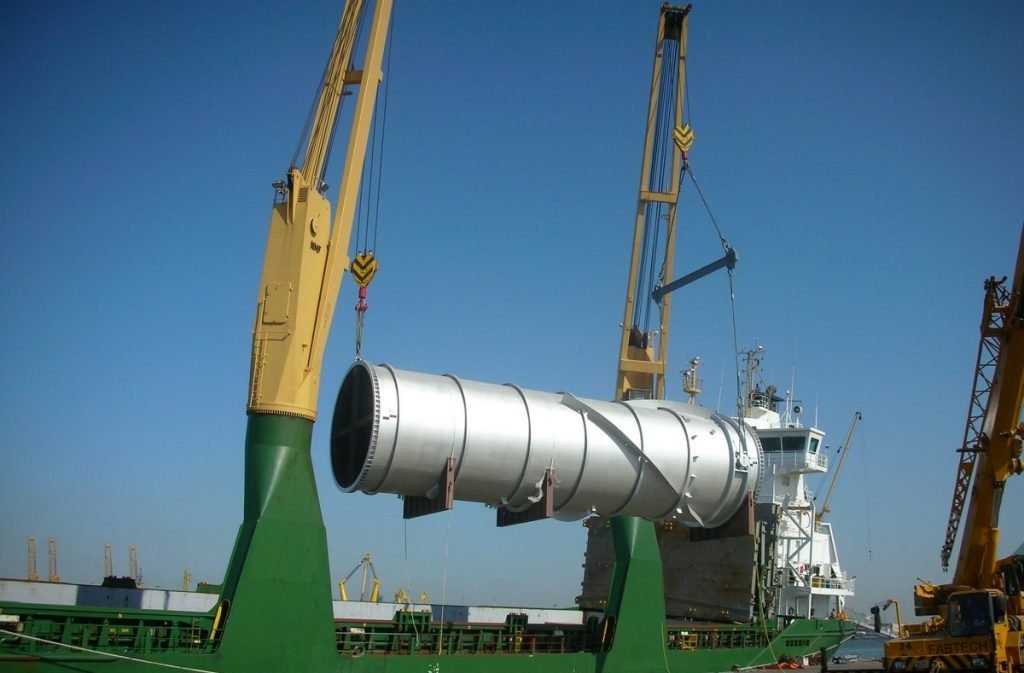 Steel vessel crane lifting